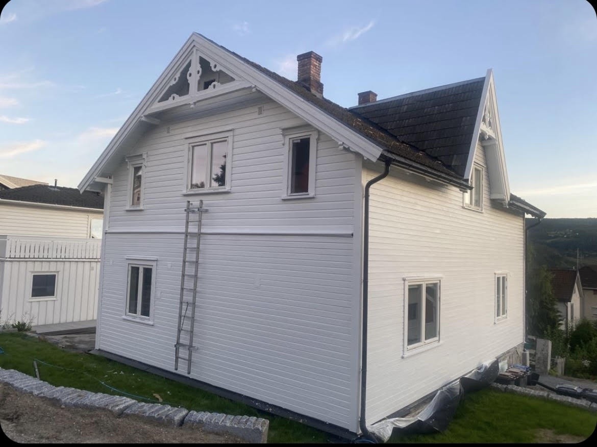 Ny plen og støttemur. Bak støttemuren er det god parkeringsplasss til flere biler Galleribilde