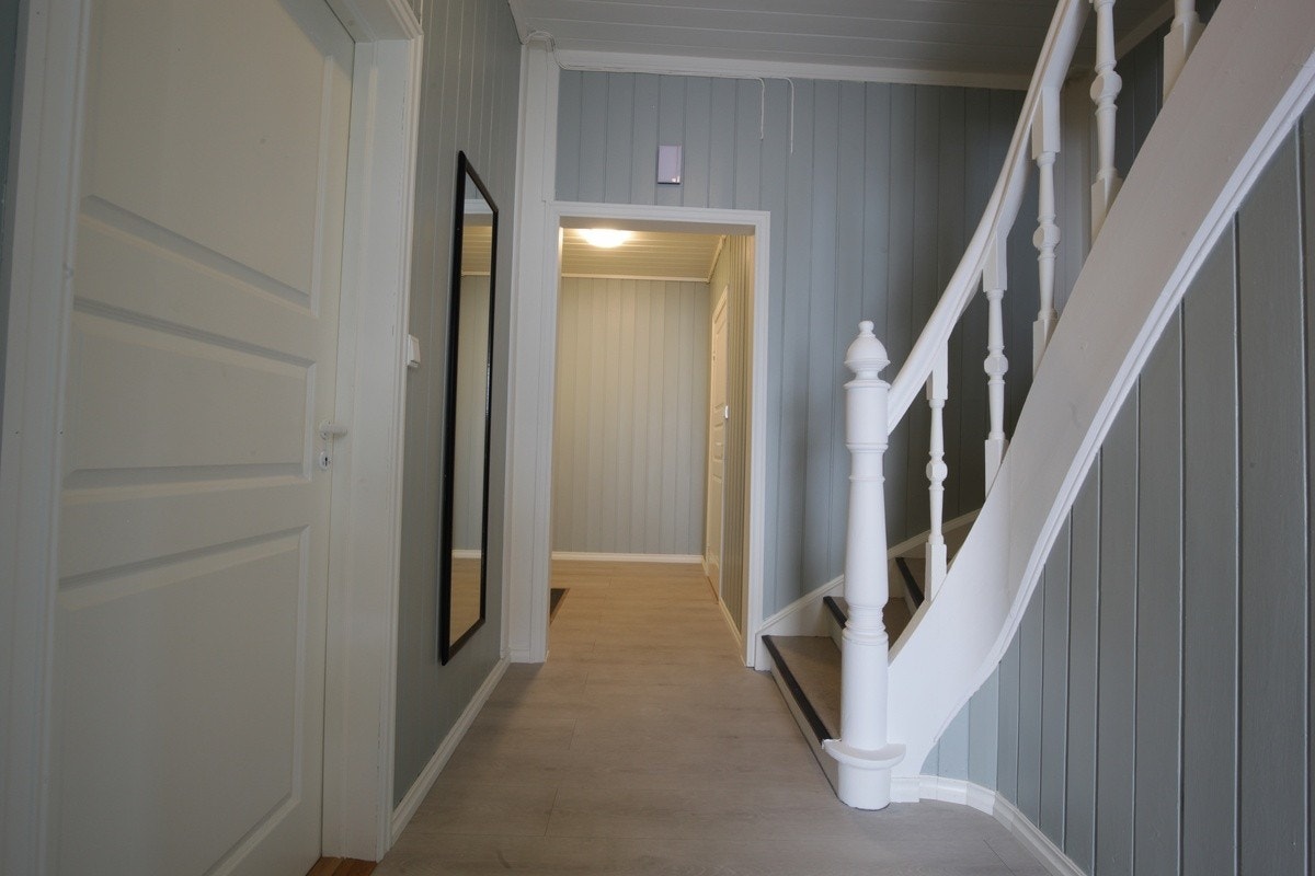 Gang 1 etg. Rom 2 og 3 ligger i enden av gangen. Galleribilde