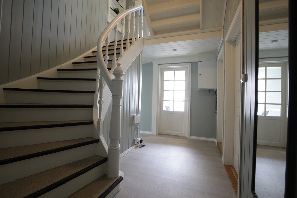 Vindfang til felles inngang er sett bakerst i bildet. Multimodemet er plassert ca midt i huset slik at alle skal få god internettdekning. Galleribilde