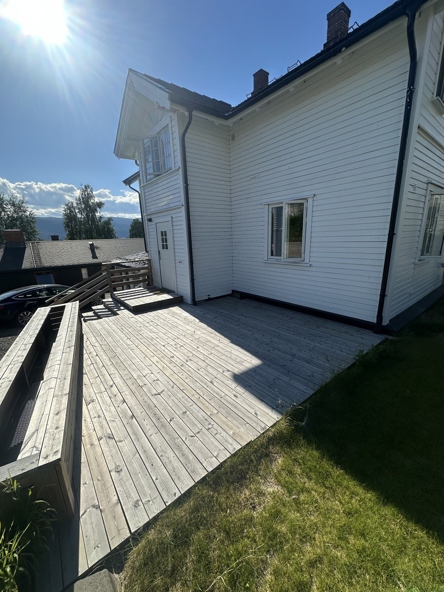 Fasade med flott uteplass Galleribilde