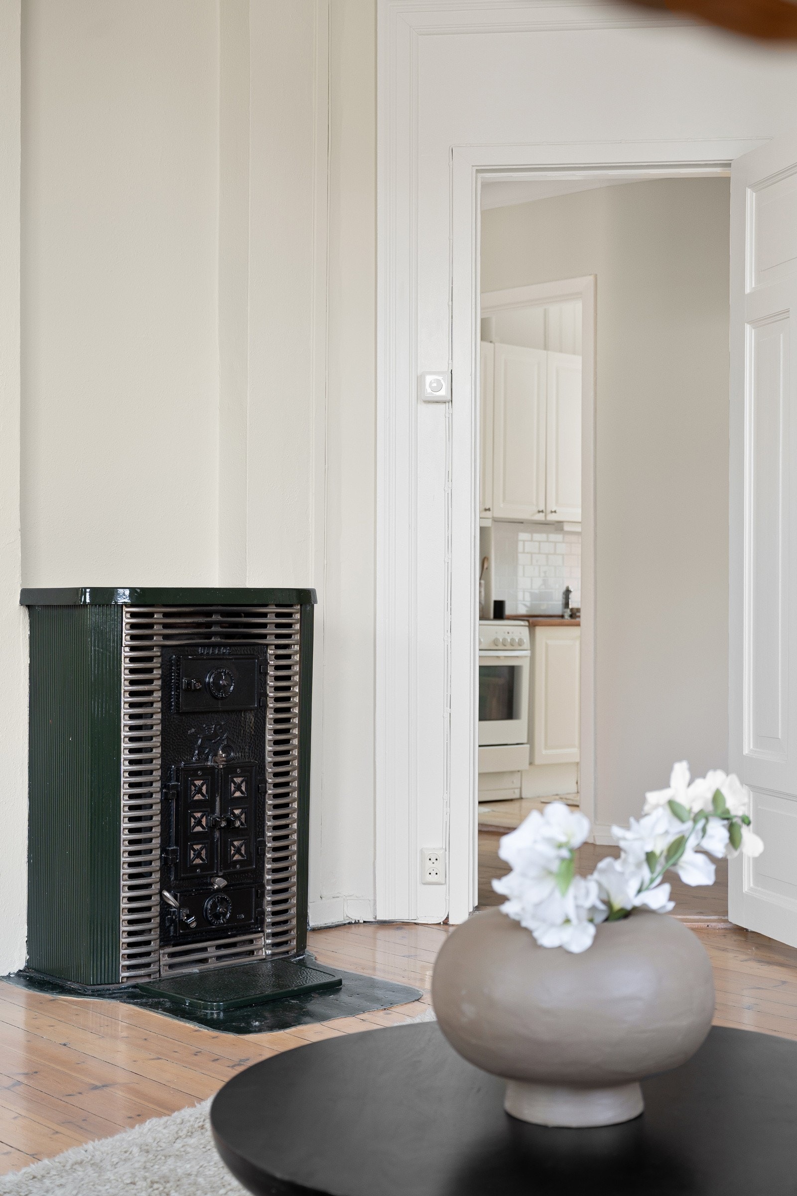 I stuen finner du en vedkamin Galleribilde