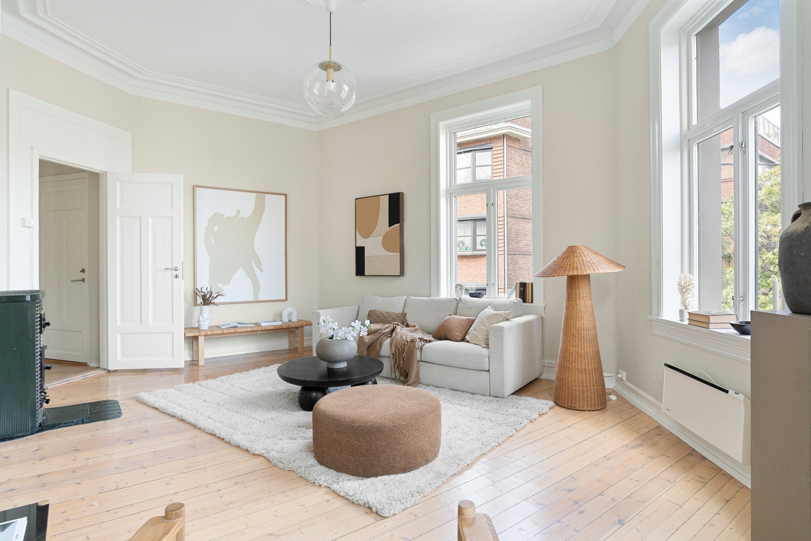 Klassiske detaljer som stukkatur, rosetter, takhøyde på 3,34 meter og doble fløydører pent bevart Galleribilde