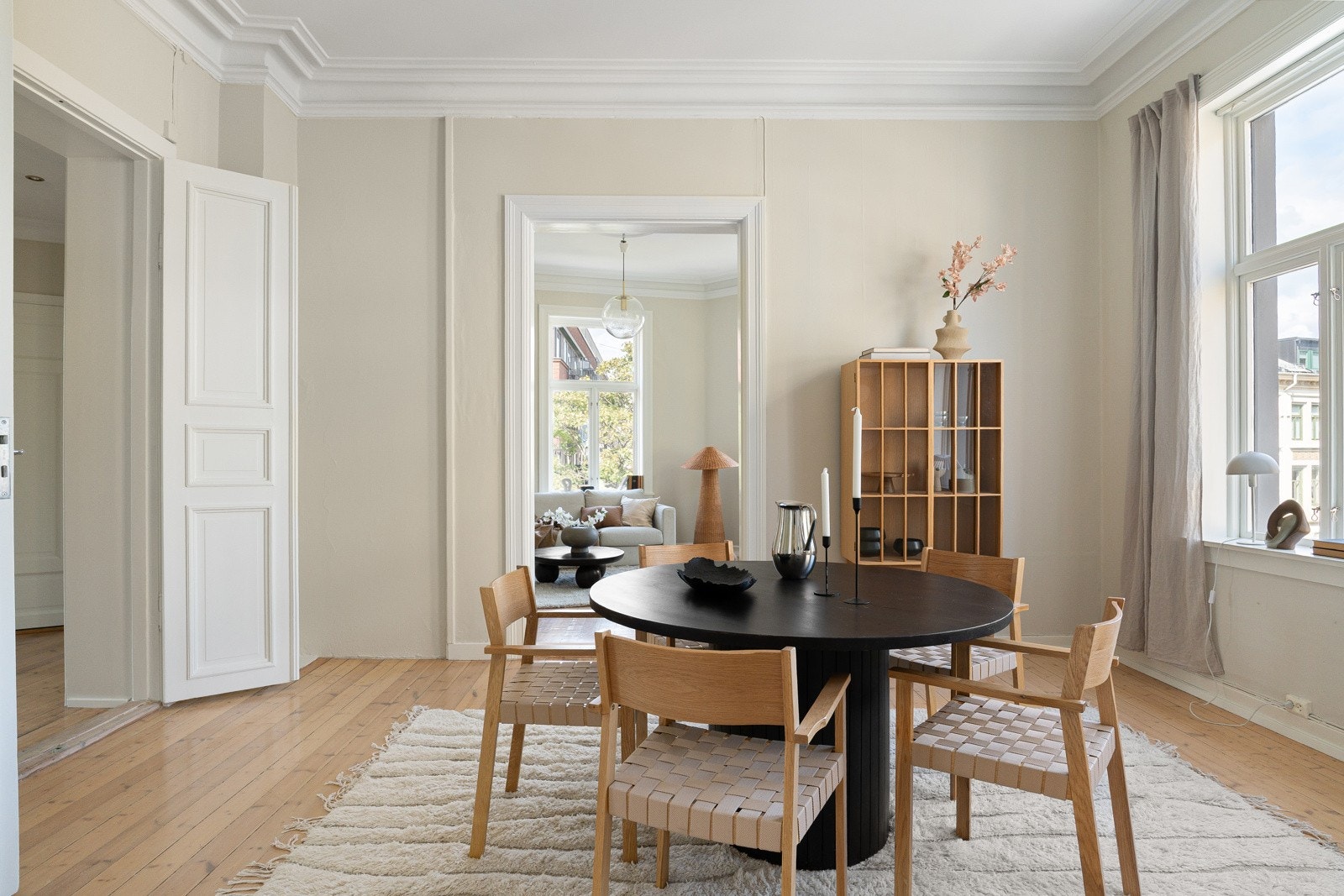 Overflatene i boligen er nylig malt i tidsriktige farger Galleribilde