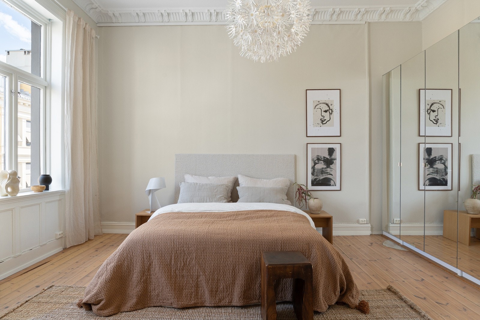 Her er det godt med plass for dobbeltseng og ytterligere møblement Galleribilde