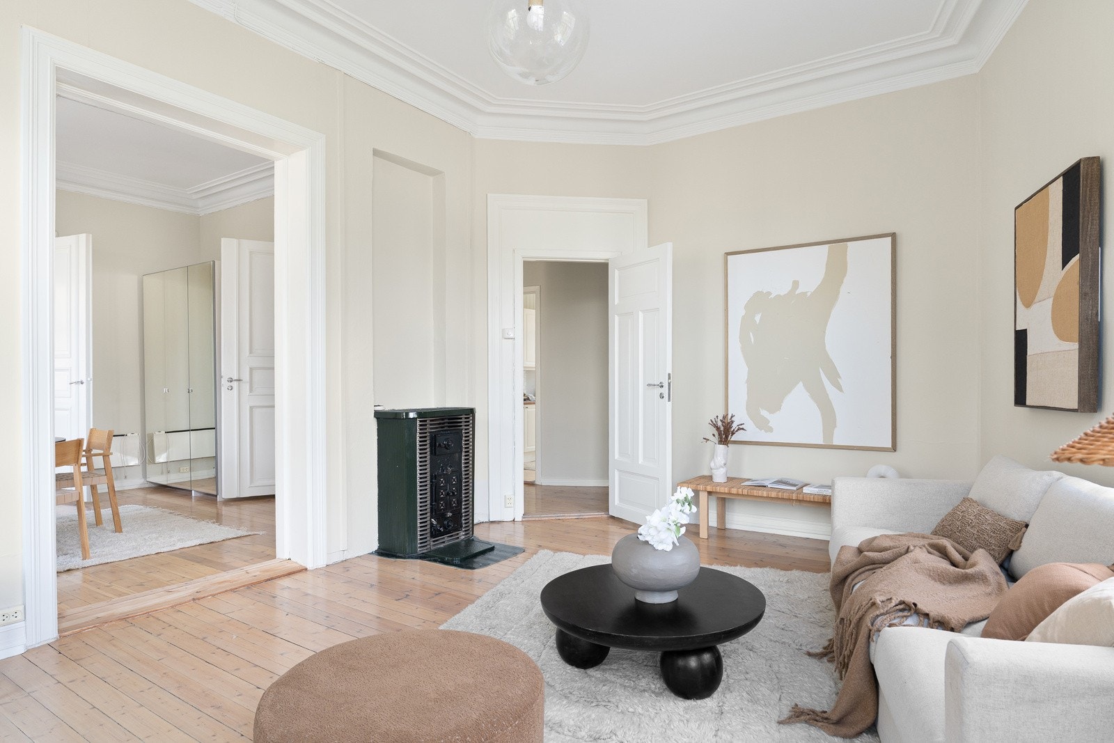 Stuer og soverom ligger på rekke og rad med dører mellom seg Galleribilde