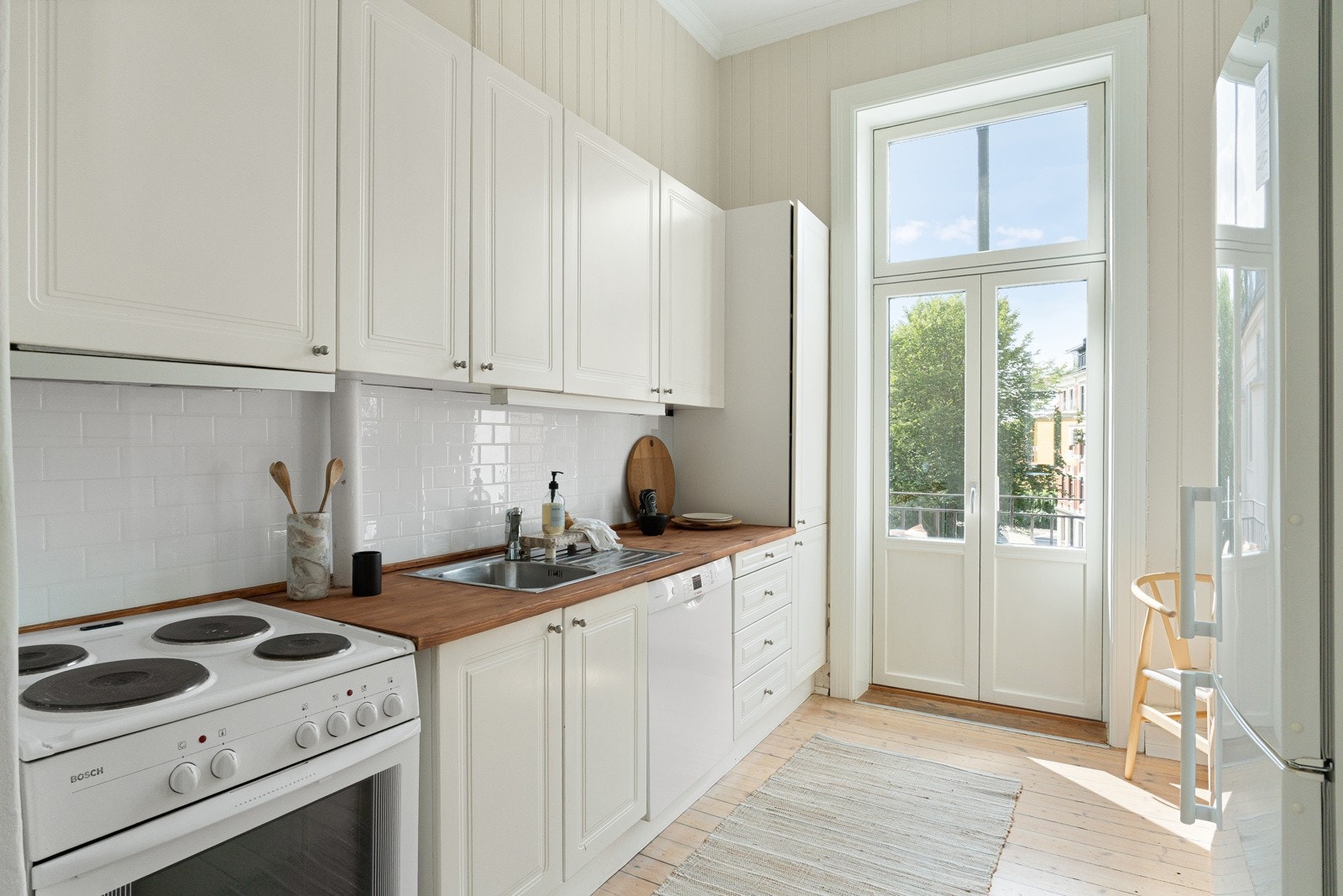 Separat kjøkken med god benke- og skapplass Galleribilde