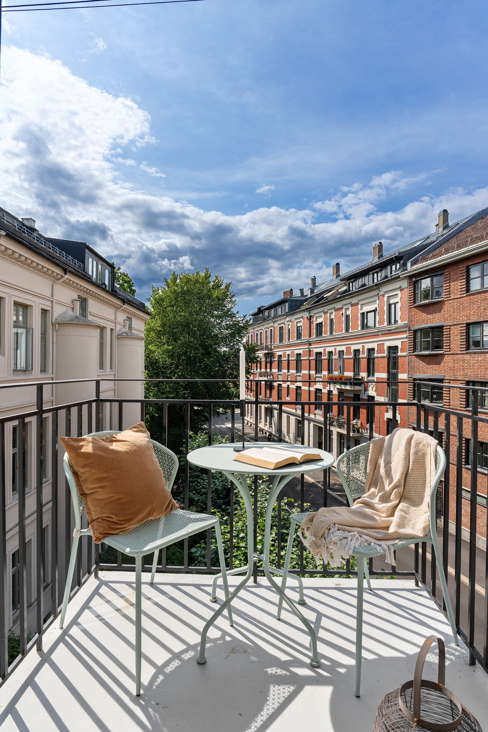 Fra kjøkkenet er det utgang til boligens balkong nr. 2 - Sydvestvendt og solrik Galleribilde