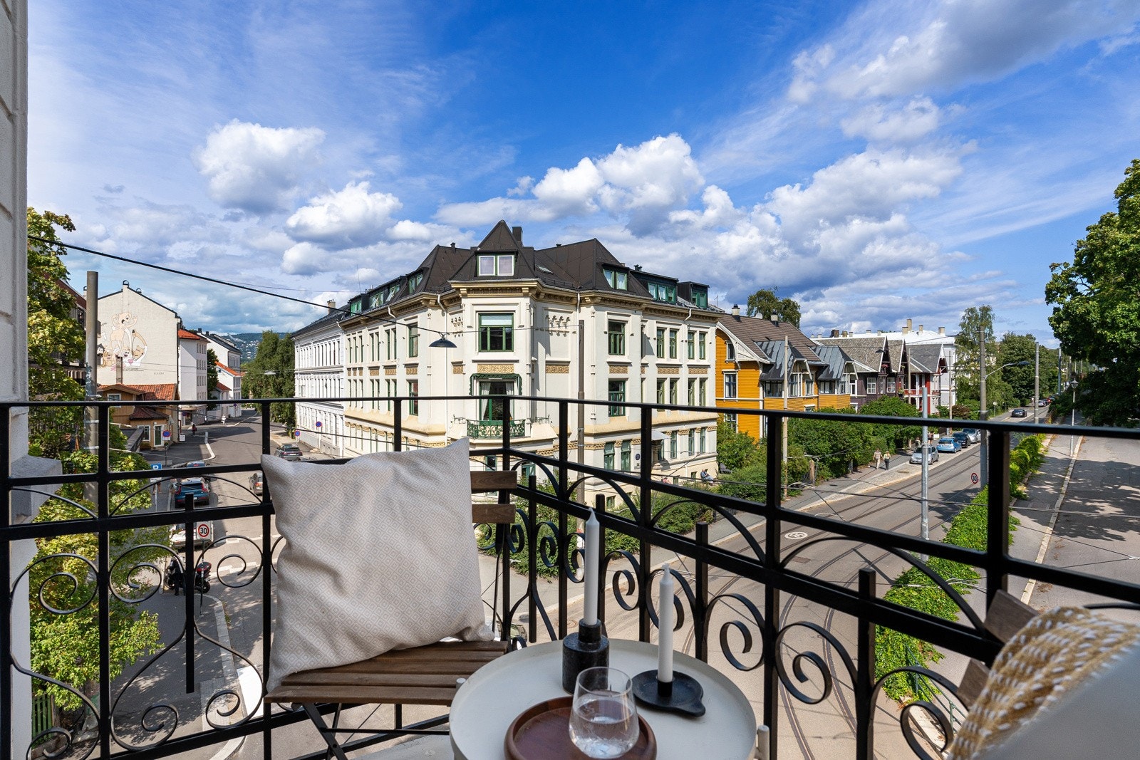 En luftig balkong med rekkverk i smijern Galleribilde