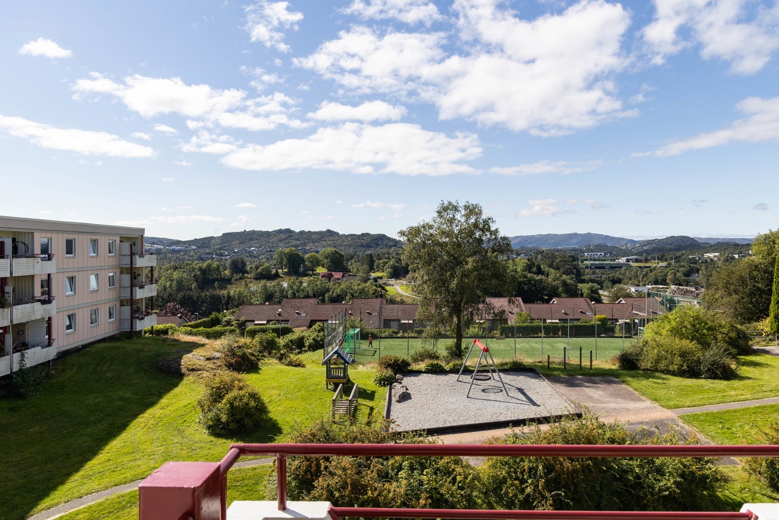 Fra altanen har man utsikt til lekeplassen og grønne, flotte utearealer. Galleribilde