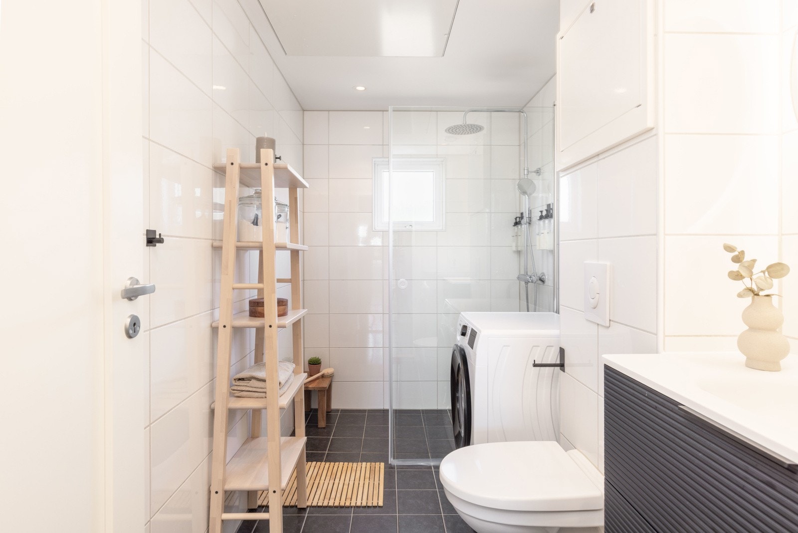 Badet ble renovert av borettslaget i 2019. Ny baderomsinnrdening i 2024/2025. Galleribilde