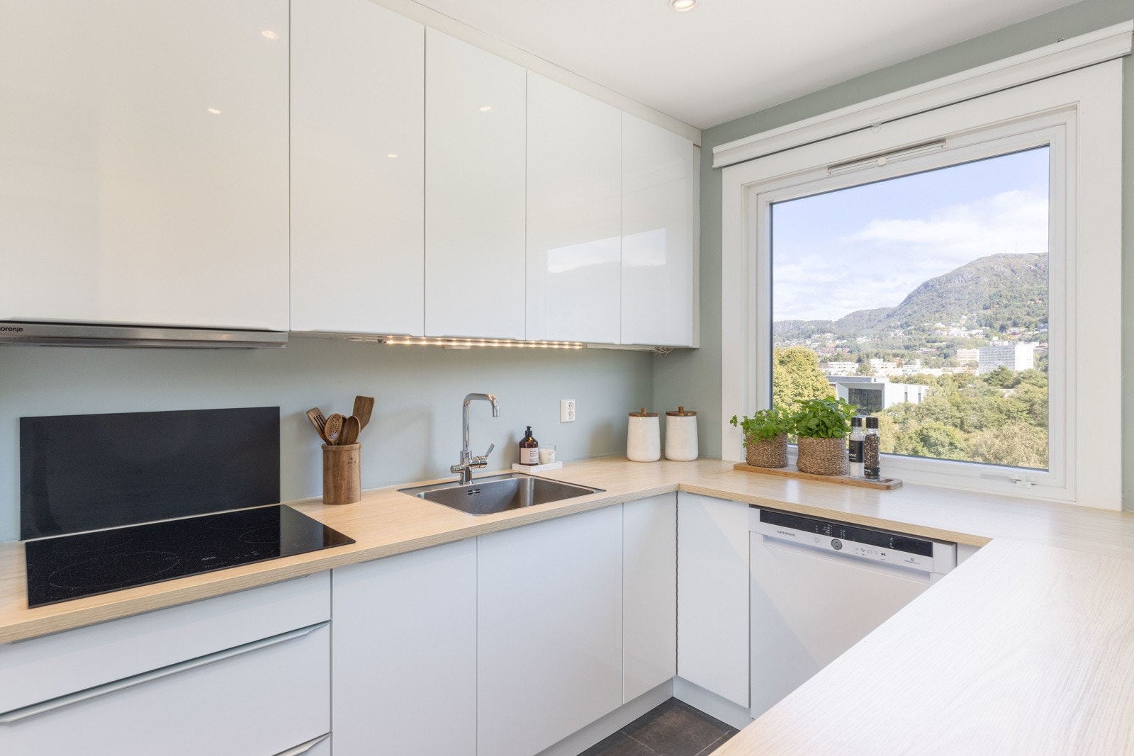 Ny benkeplate og kjøkkenvask i 2024/2025 Galleribilde