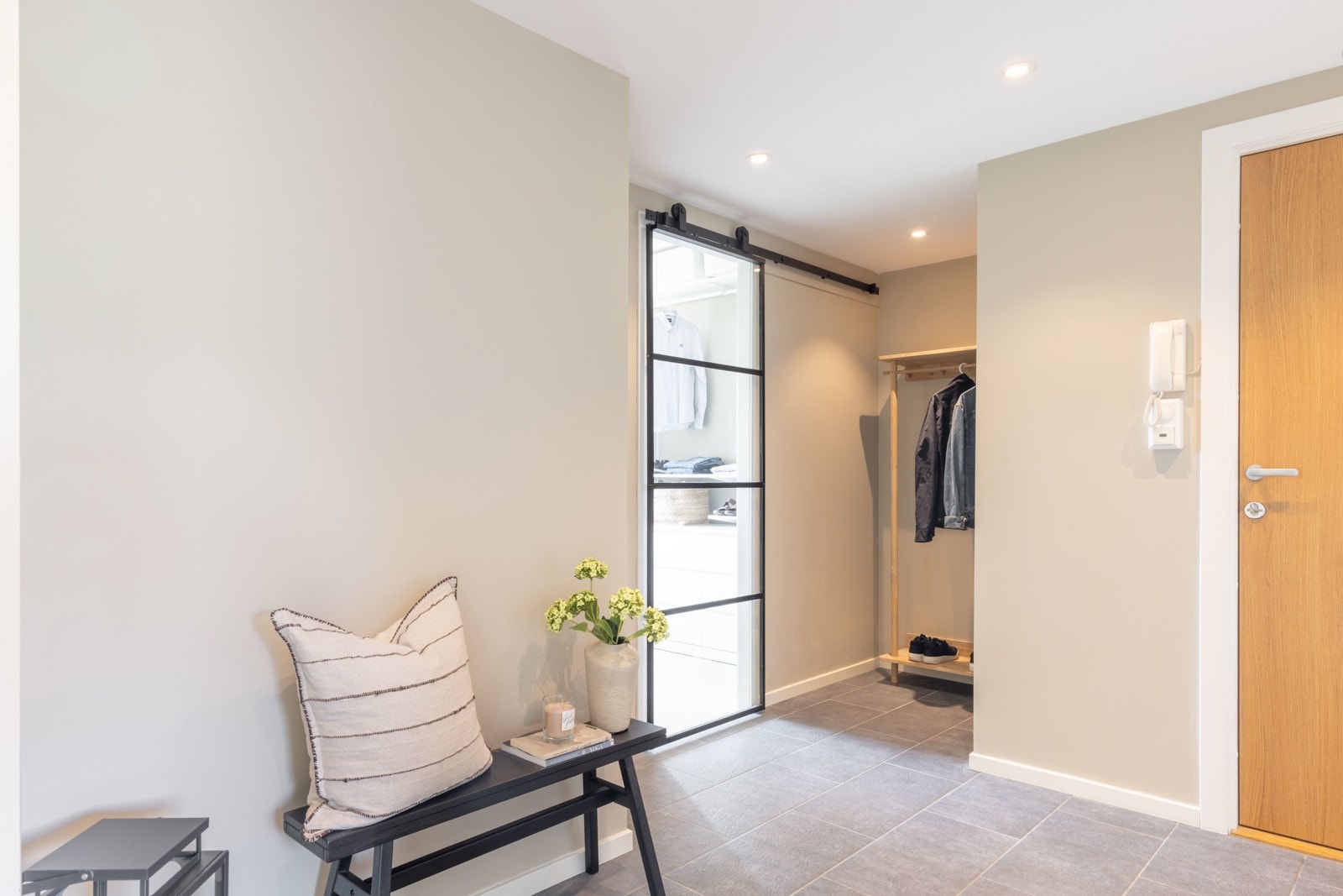 Stor gang, lys og smakfull er det første som tar deg i mot. Galleribilde