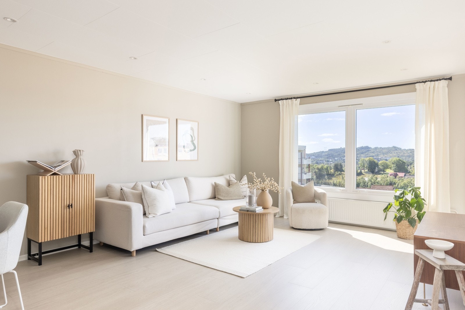 La oss gå inn i den sosiale og lyse stuen! Galleribilde