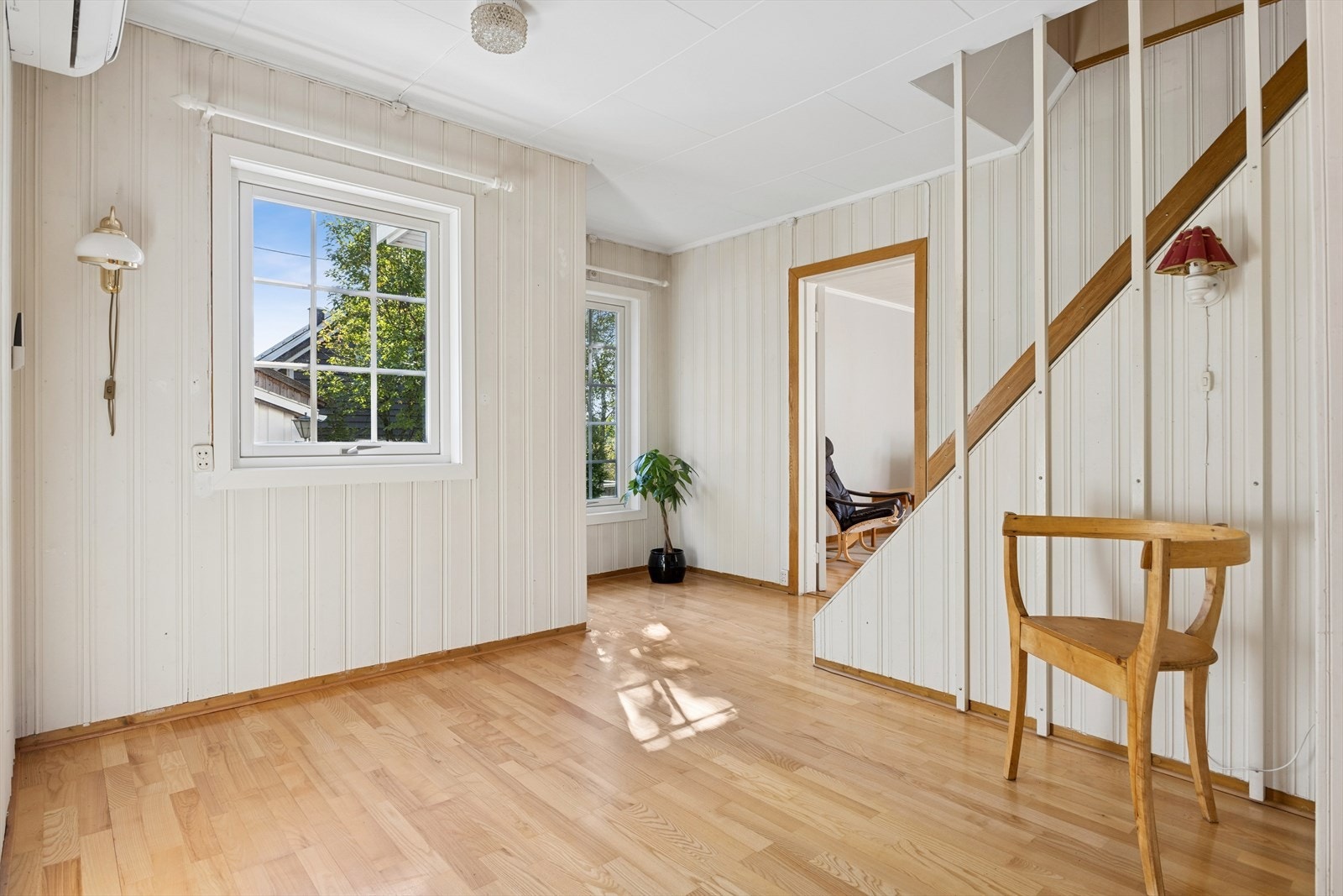 Gangen har trapp opp til loftsetasjen og trappenedgang til kjeller. Galleribilde