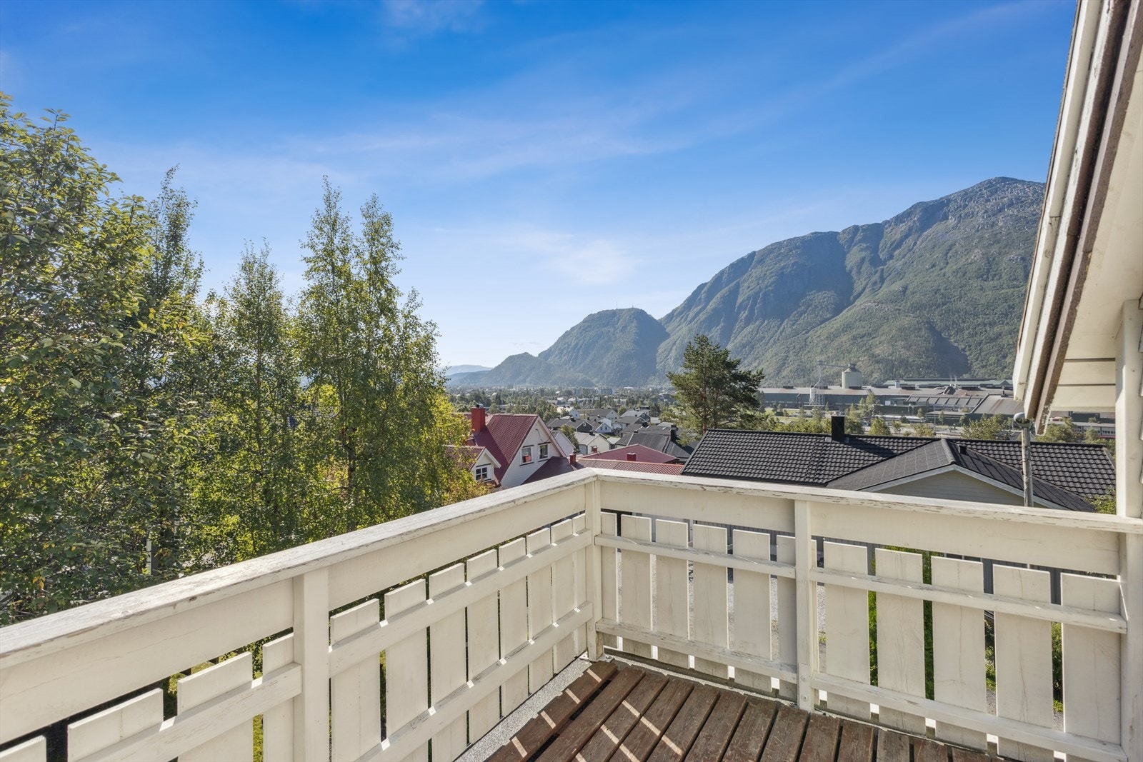 Altan med adkomst fra det ene soverommet har sol fra morgen til godt utpå dagen Galleribilde