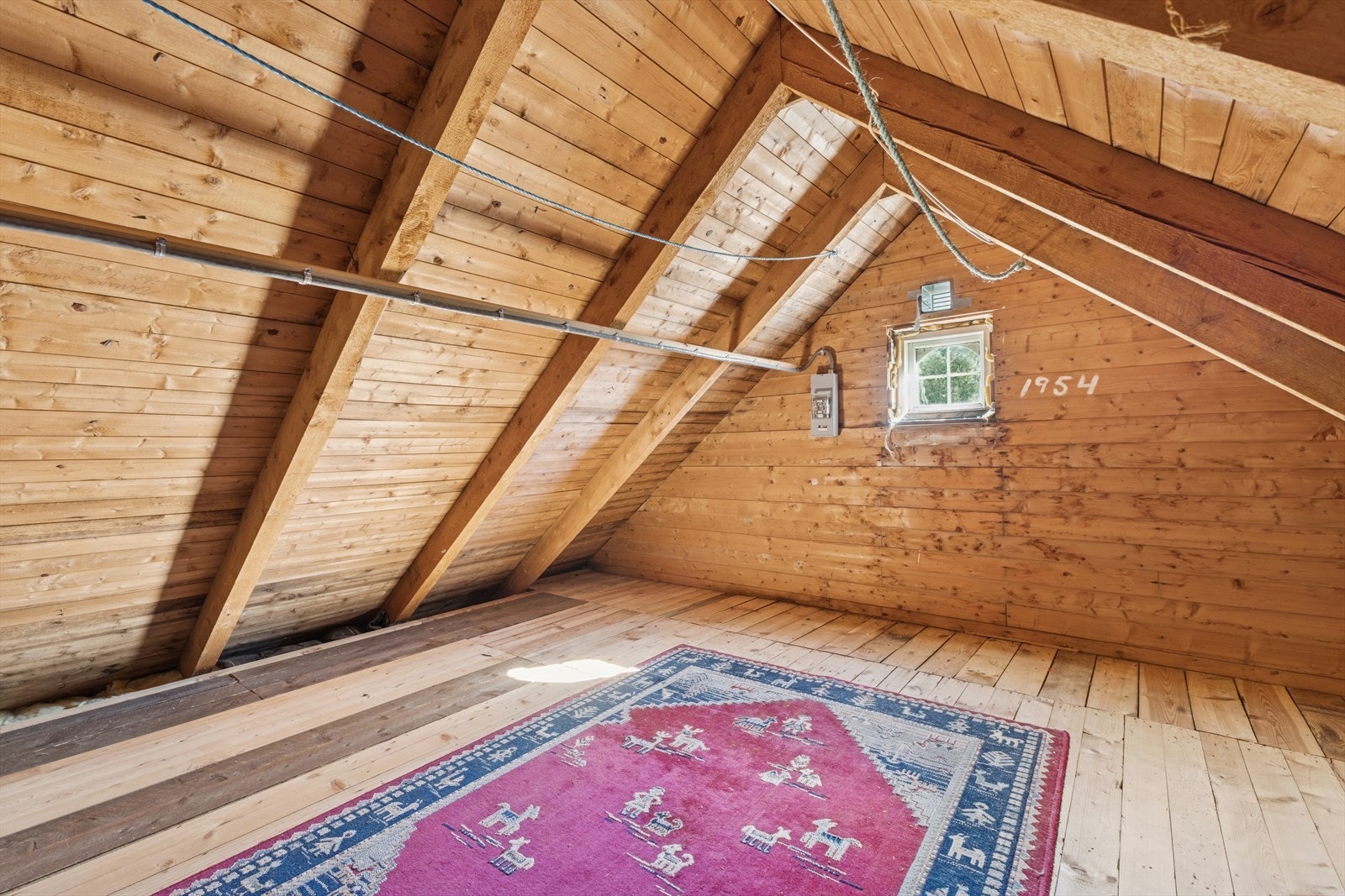 Loftet gir rom for oppbevaring Galleribilde