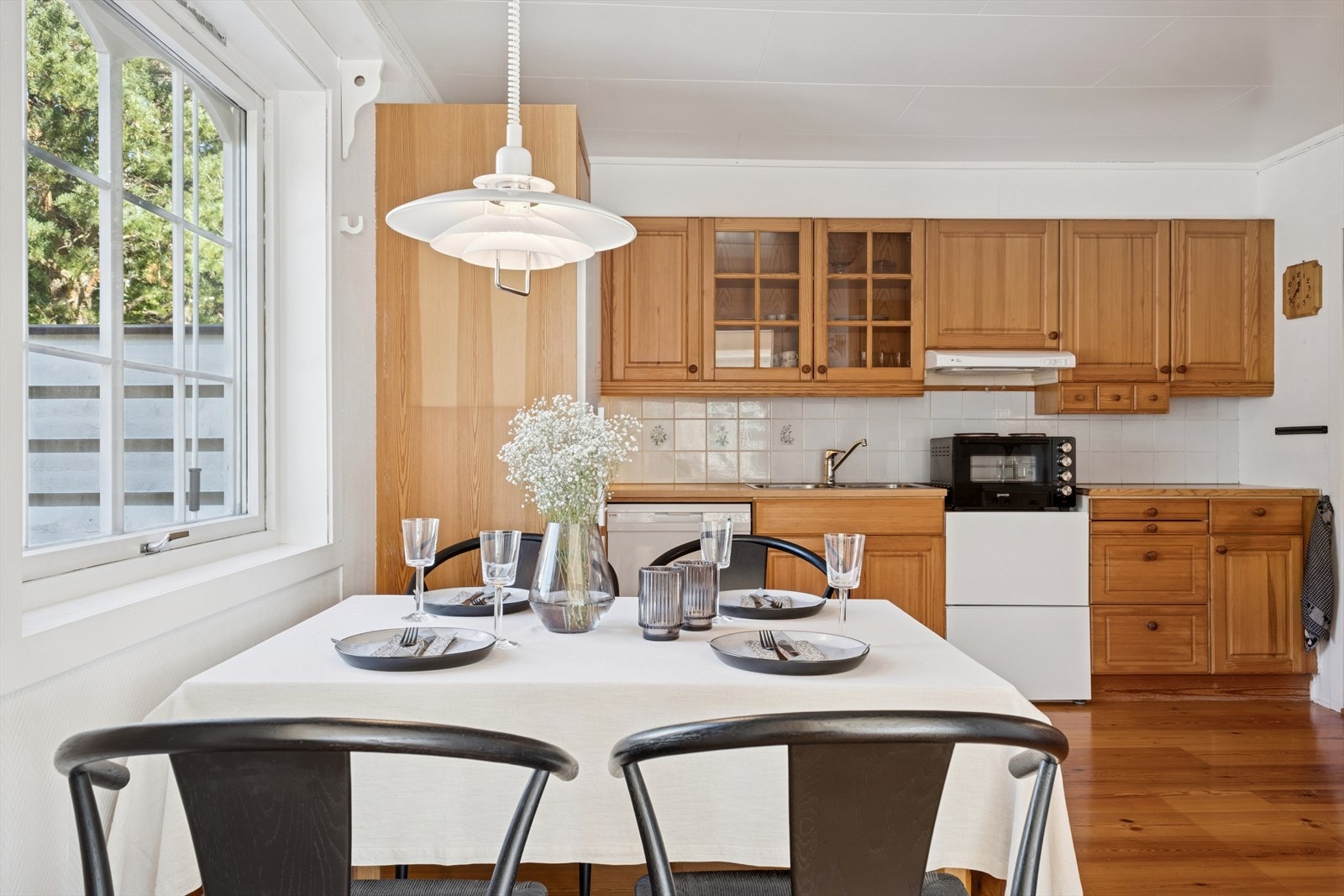 Her får du et lyst og trivelig kjøkken som kombinerer funksjonalitet med hjemmekoselig sjarm. Galleribilde