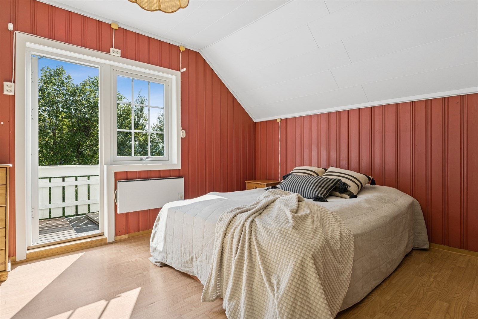 Soverom med utgang til altan Galleribilde