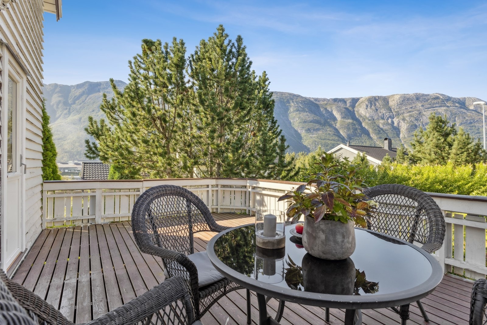 Terrasse med adkomst fra stuen ligger mot nord-vest så her får man godt med ettermiddag- og kveldsol Galleribilde