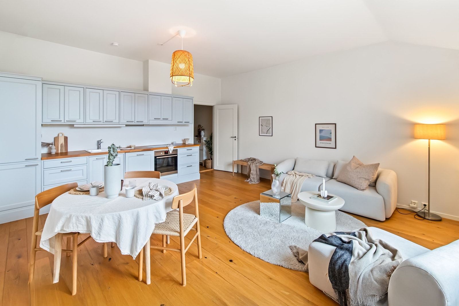 Plass til både sofa og spisegruope. Galleribilde