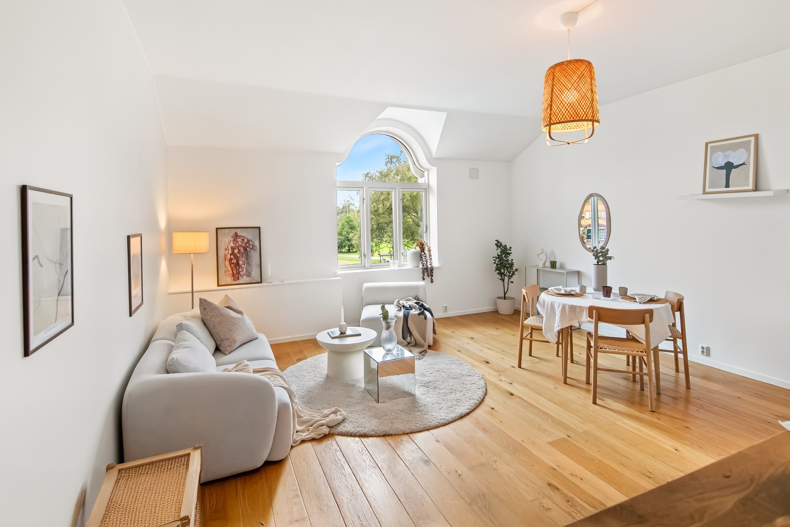 Stor og romslig stue. Galleribilde