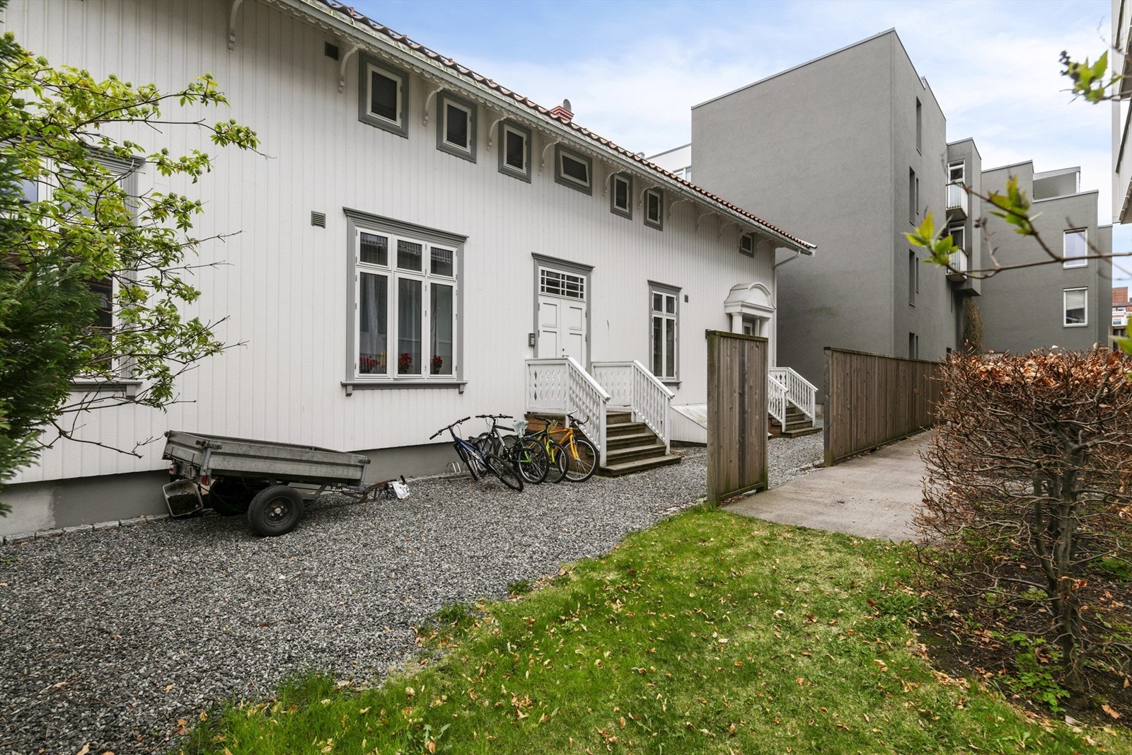 Slik ser det ut i bakgården. Galleribilde