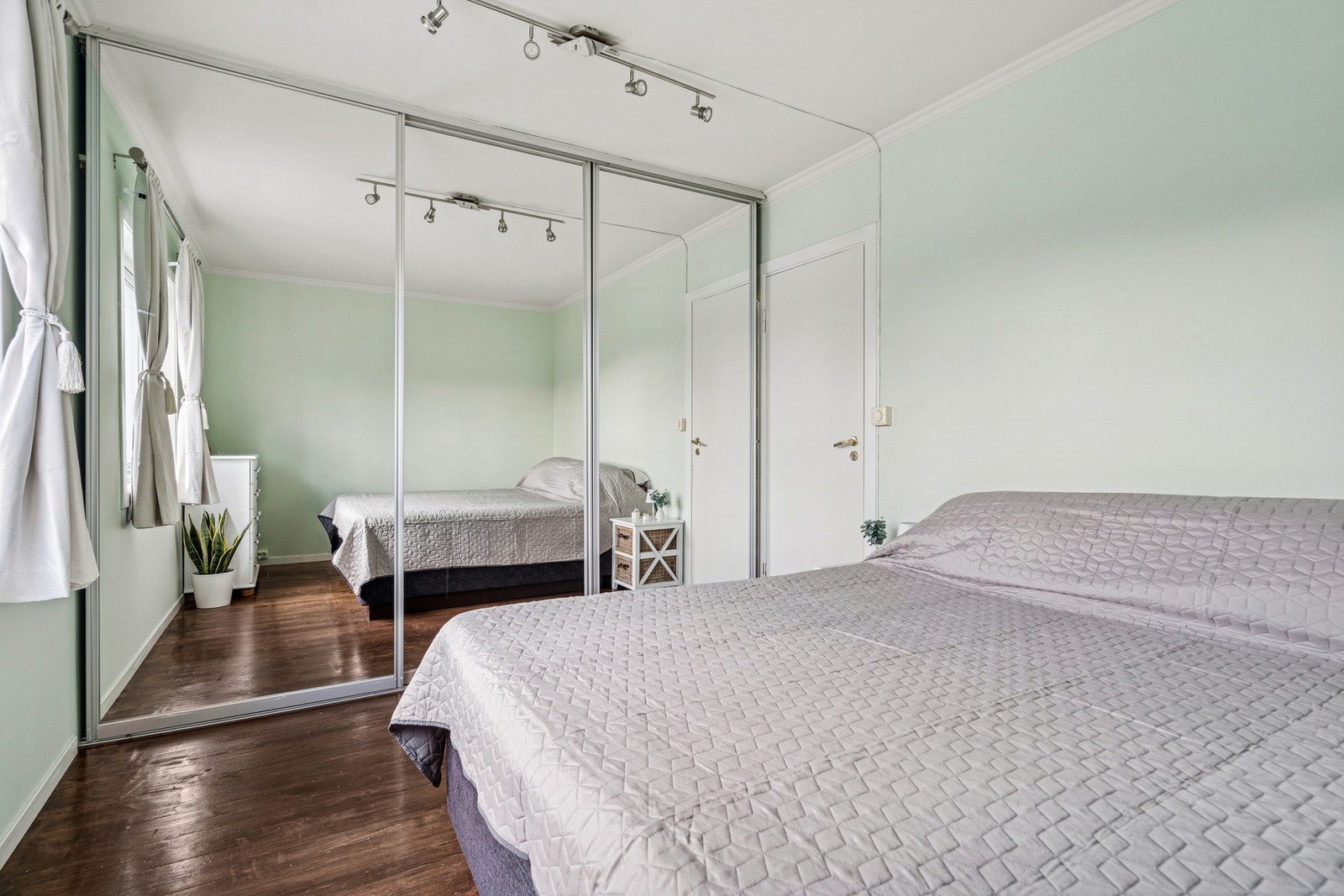 Det er to store soverom i leiligheten, og begge har store vinduer som sørger for rikelig med naturlig lysinnslipp, og ikke minst gode luftemuligheter Galleribilde