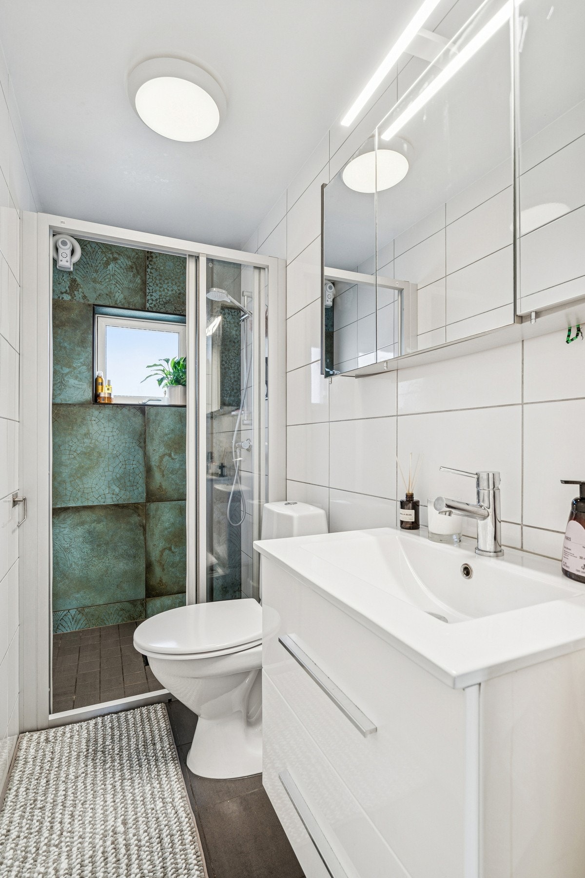 Badet i leiligheten ble renovert i regi av borettslaget i 2021, og fremstår som delikat og moderne. Galleribilde