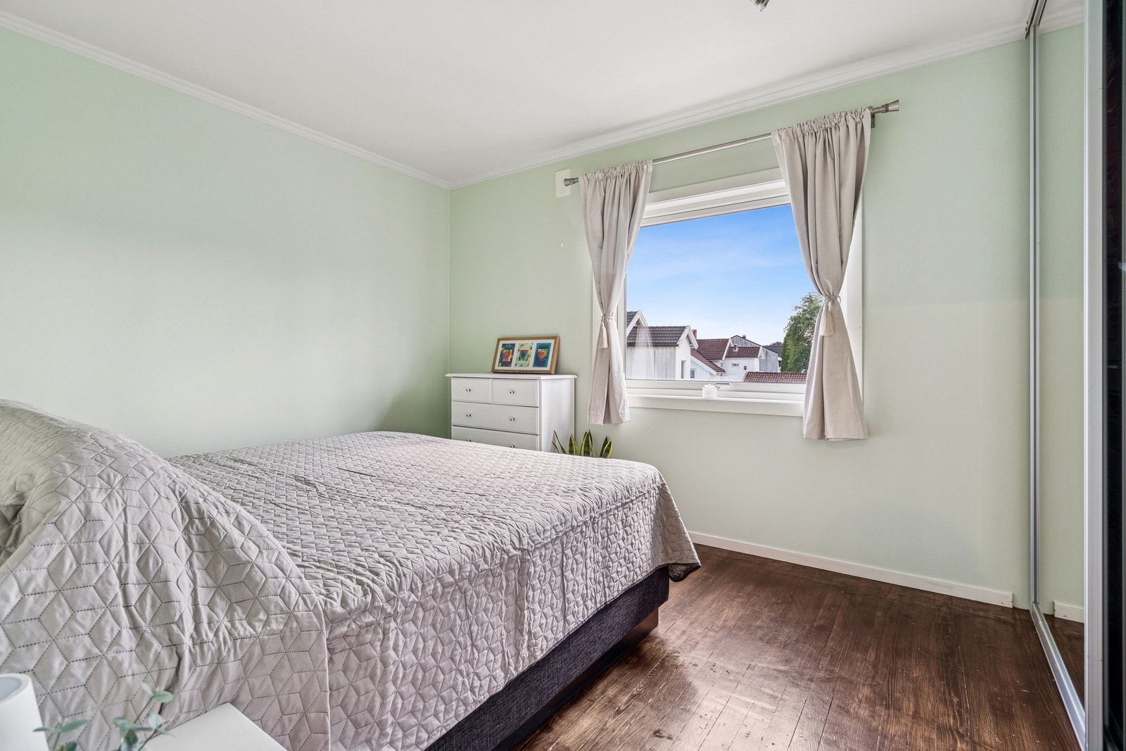 Hovedsoverommet har skyvedørsgarderobe. Galleribilde