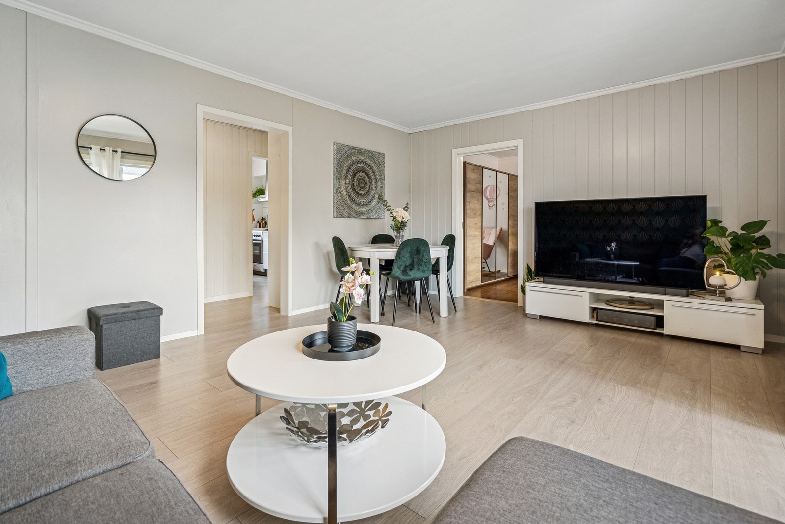 Stuen oppleves som romslig og innbydende, og den åpne planløsningen byr på god møbleringsfrihet. Galleribilde