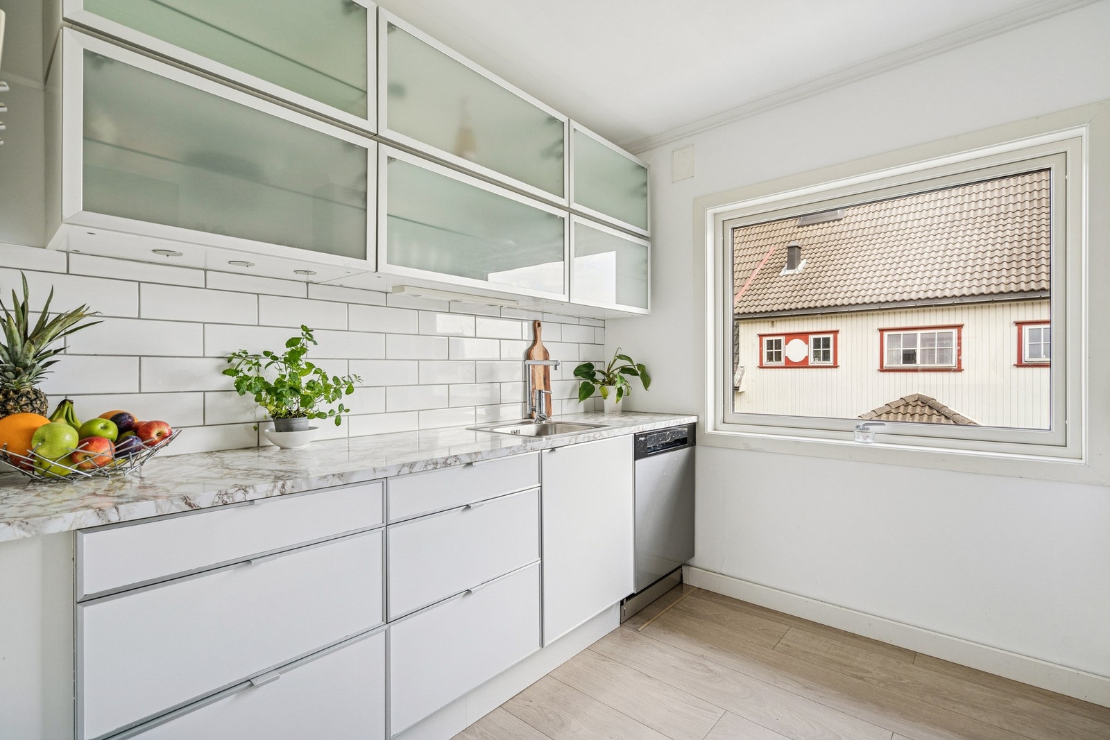 Kjøkkenet har et stilrent design med gode benkeflater og mye oppbevaringsplass. Galleribilde