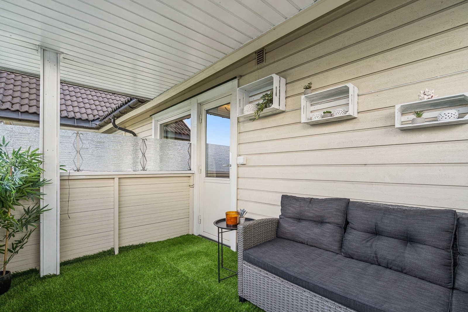 Med skillevegger skjermes man for innsyn fra naboer. Vestvendt med flotte solforhold! Galleribilde