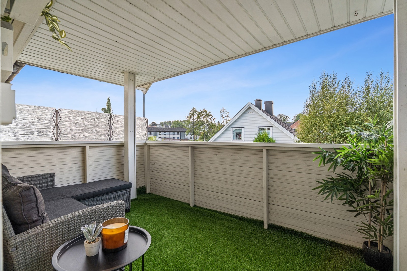 Balkongen er overbygd og usjenert med gode solforhold. Galleribilde