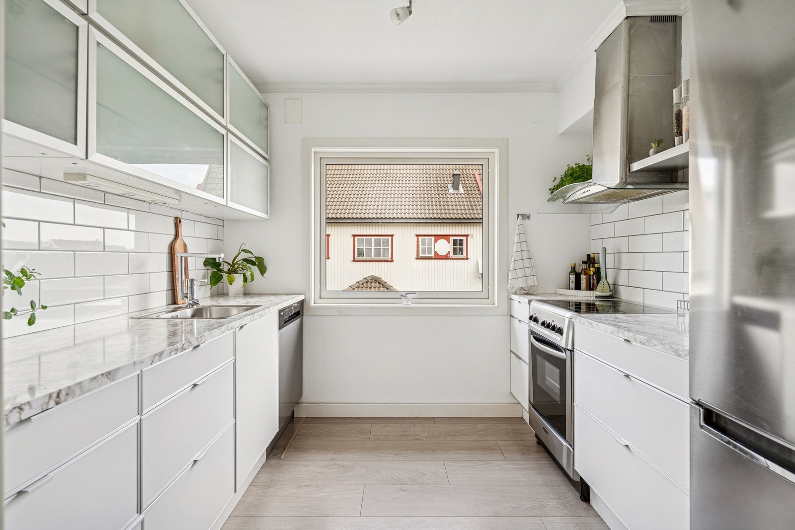 Over benken er det hvite fliser som står godt til resten av interiøret. Galleribilde