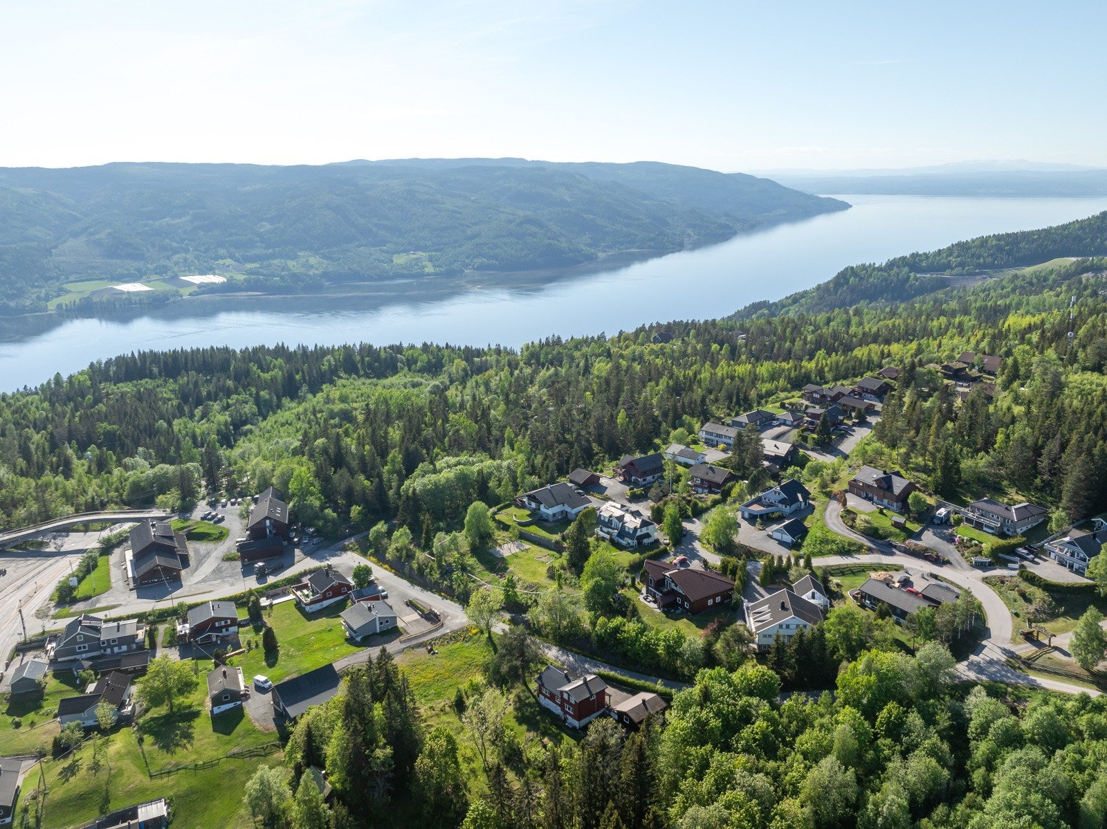 Boliger ligger sentralt til, men likevel landlig i et område med boligbebyggelse. Galleribilde