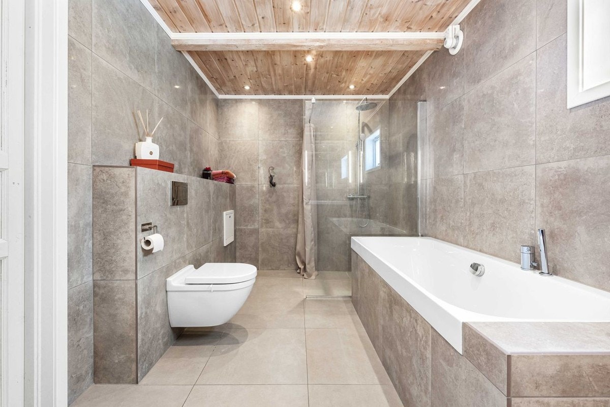 Hovedbadet i 1. etasje er fra 2020 og har både badekar og dusjnisje. Galleribilde