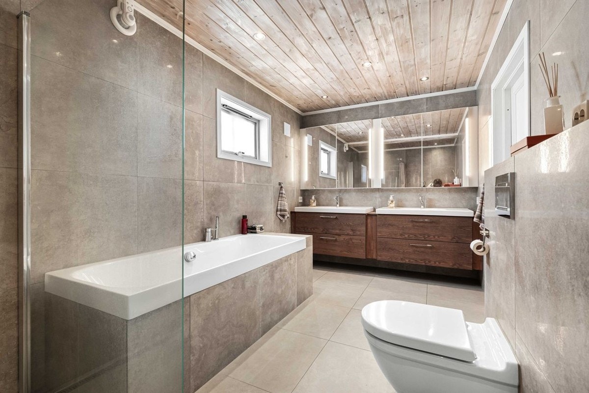 Badet har moderne og lekre materialer og fremstår som tiltalende. Galleribilde
