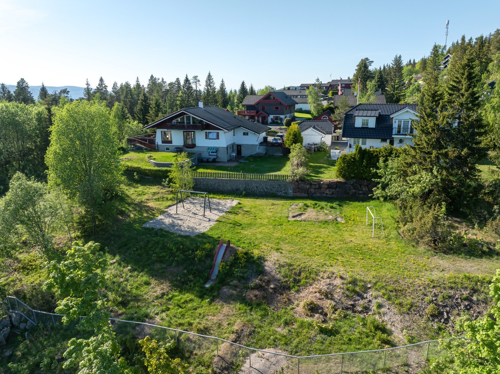 Det finnes en fin lekeplass på feltet. Galleribilde