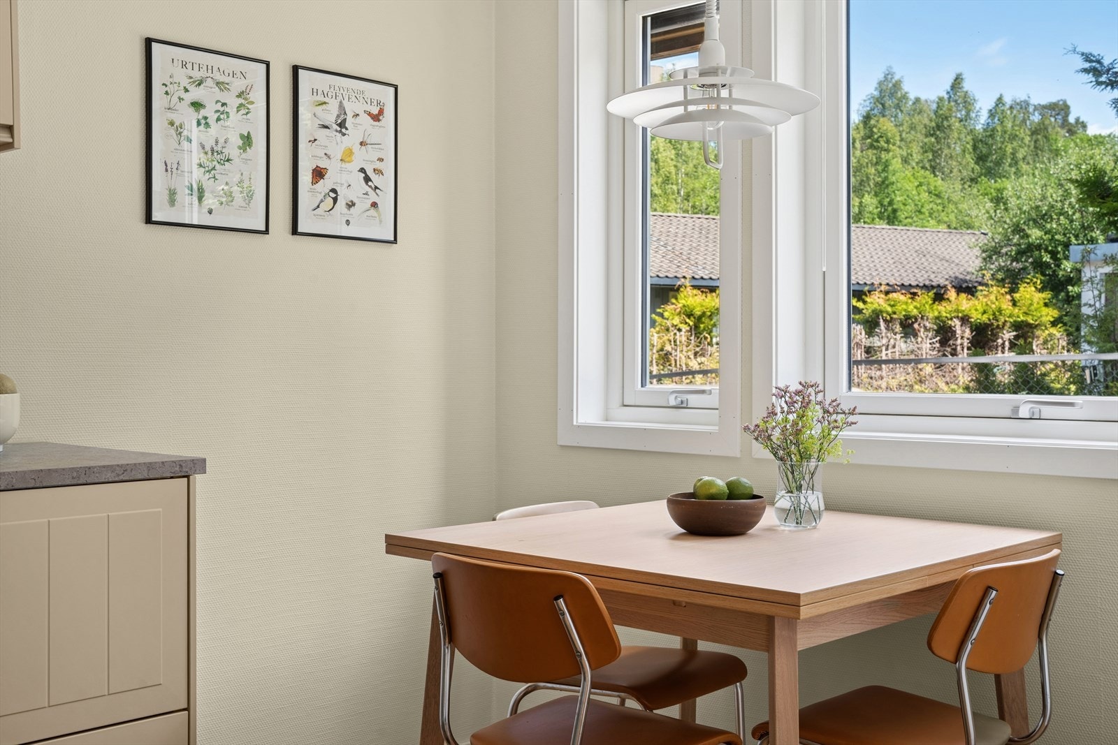Her har du også plass til spisebord med utsikt til grønne omgivelser. Galleribilde