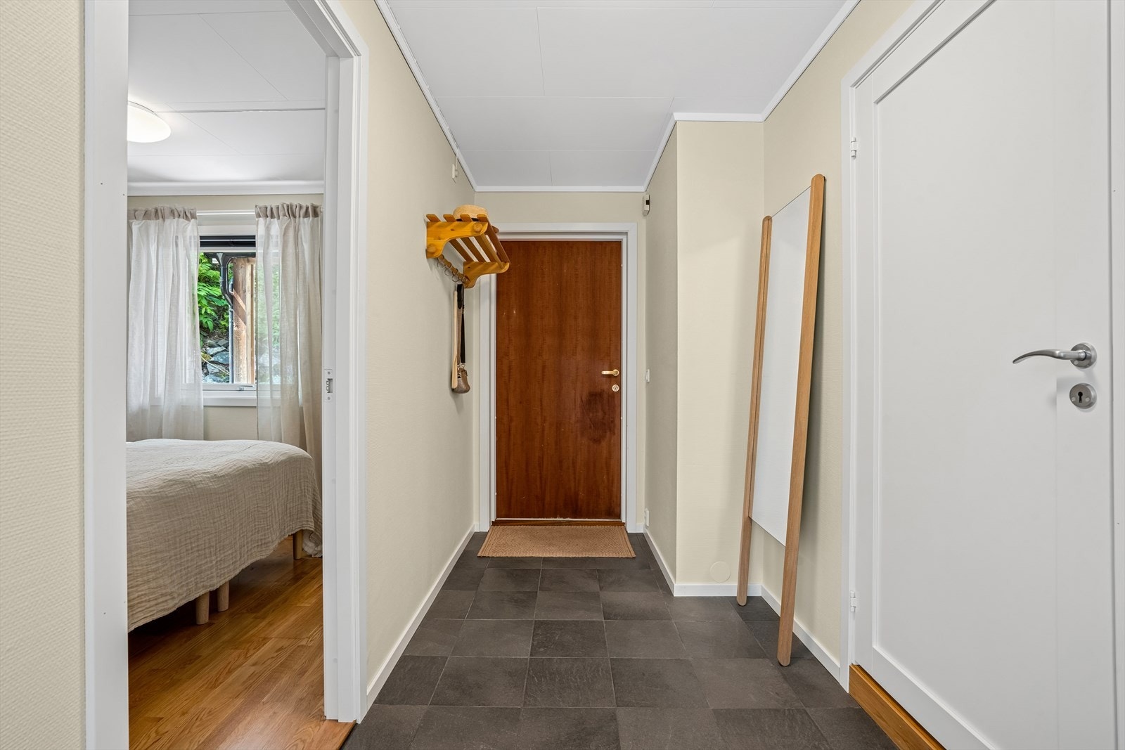 Lys og innbydende entré med god plass til oppbevaring av yttertøy og sko. Galleribilde