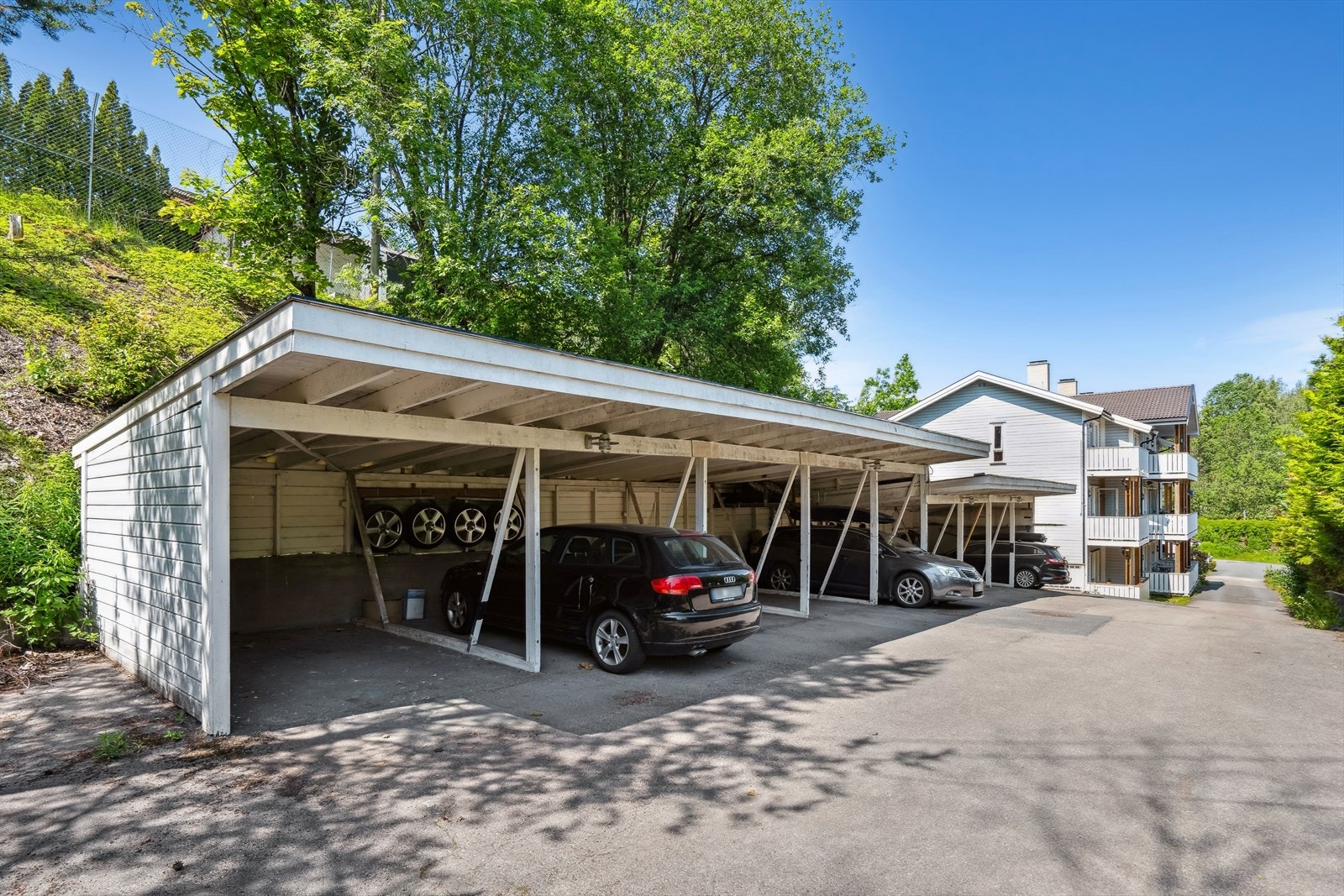 Leiligheten disponerer egen carport. Galleribilde