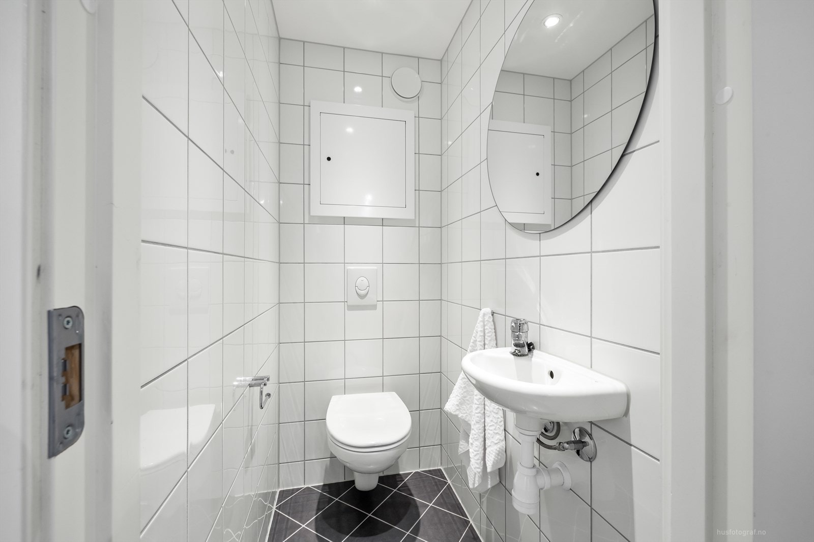 Vegg-i-vegg med badet har man et separat toalettrom, innredet med vegghengt servant og toalett. Galleribilde
