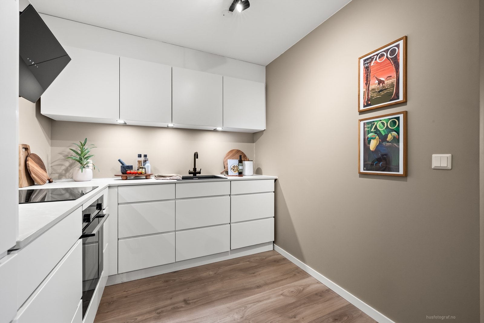 Det er godt med lagringsplass i skuffer og skap, samt praktisk benkebelysning under overskap. Galleribilde