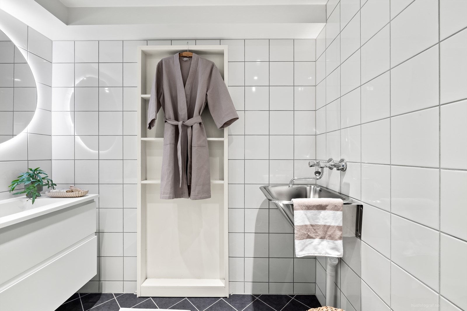 Rommet har flislagte gulv og vegger, med behagelige varmekabler i gulv. Det er også opplegg til vaskemaskin. Galleribilde