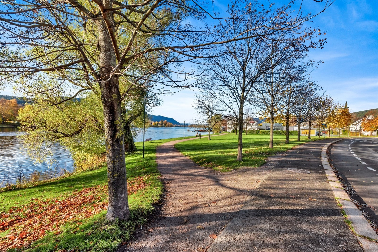 Åssiden Elvepark er et flott rekreasjonsområde langs Drammenselva, med turstier, benker og grøntområder som inviterer til både rolige spaserturer og aktiv utetid - et populært sted for både barnefamilier og mosjonister. Galleribilde