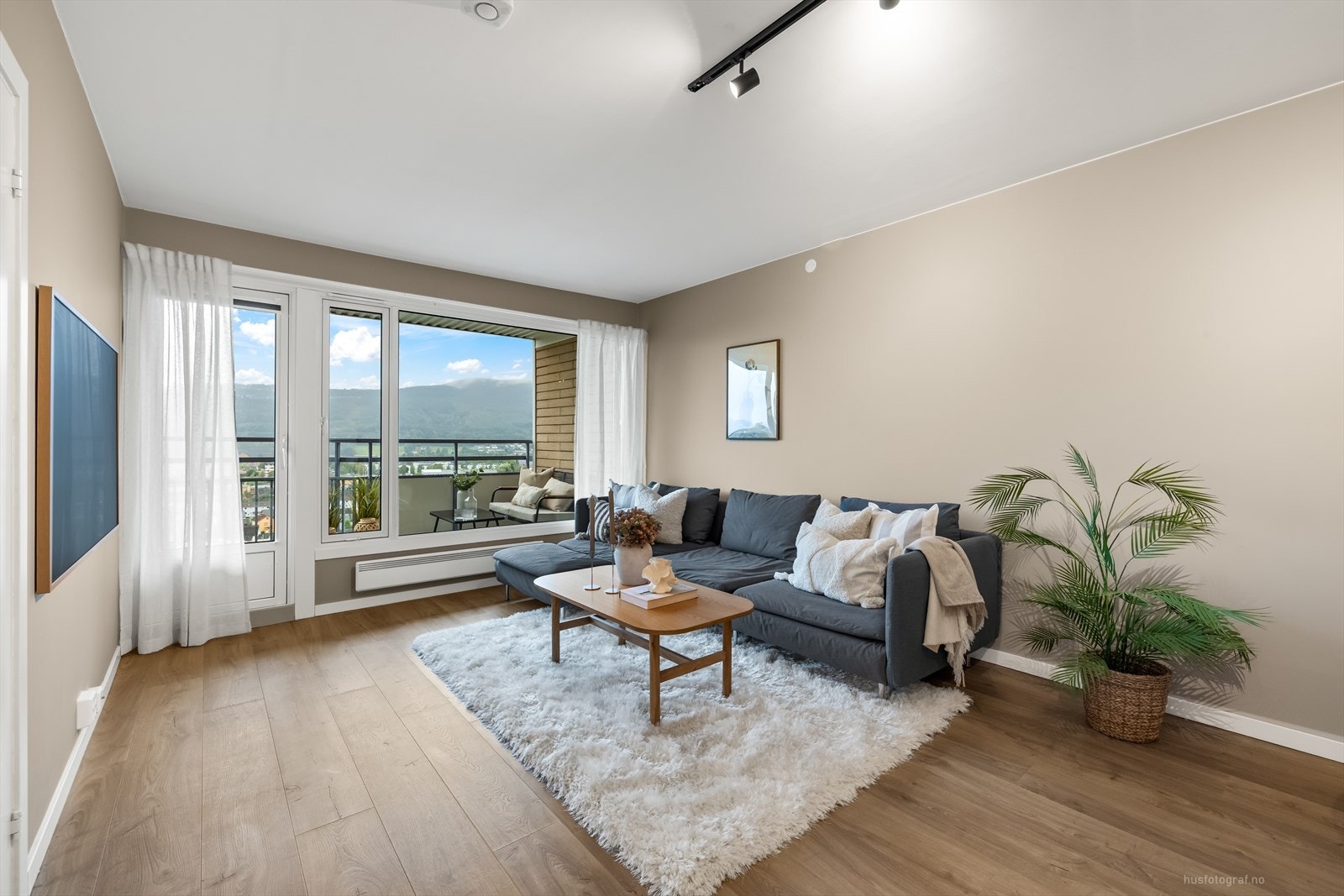 Her kan man enkelt møblere med både sofa- og spisegruppe, og man har utgang til balkong. Galleribilde