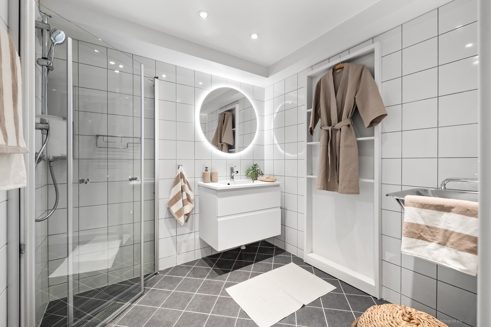 Det tidløse og romslige badet ble rehabilitert i regi av borettslaget i 2016. Galleribilde
