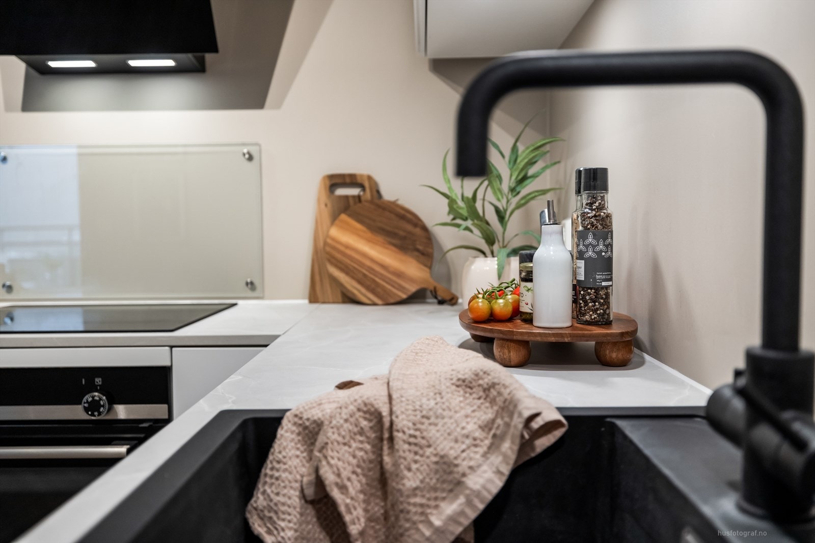 Lekre og stilrene detaljer med sorte kontraster. Galleribilde