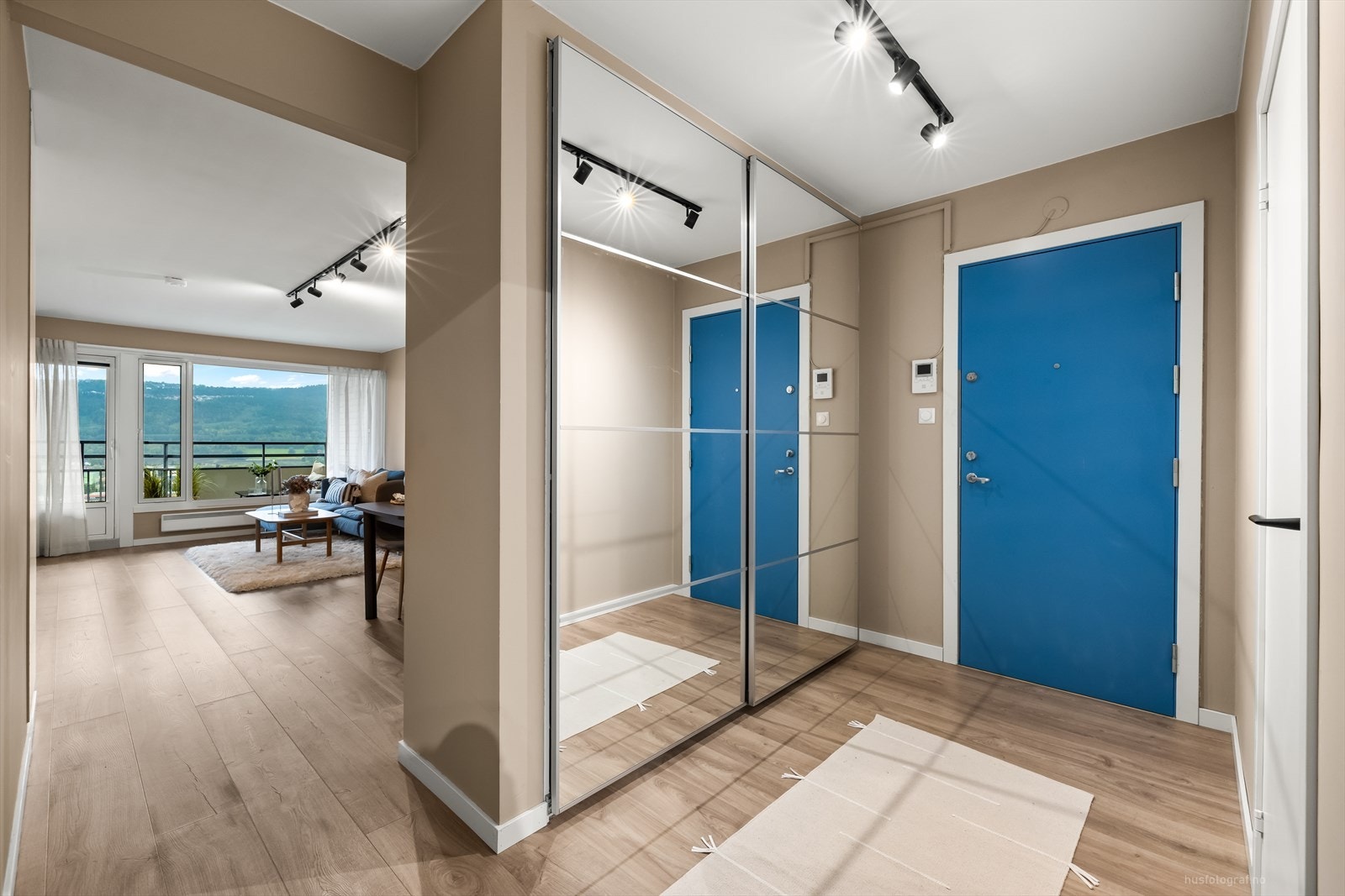 Velkommen inn! Entréen byr på gode oppbevaringsmuligheter i en praktisk skyvedørsgarderobe. Galleribilde