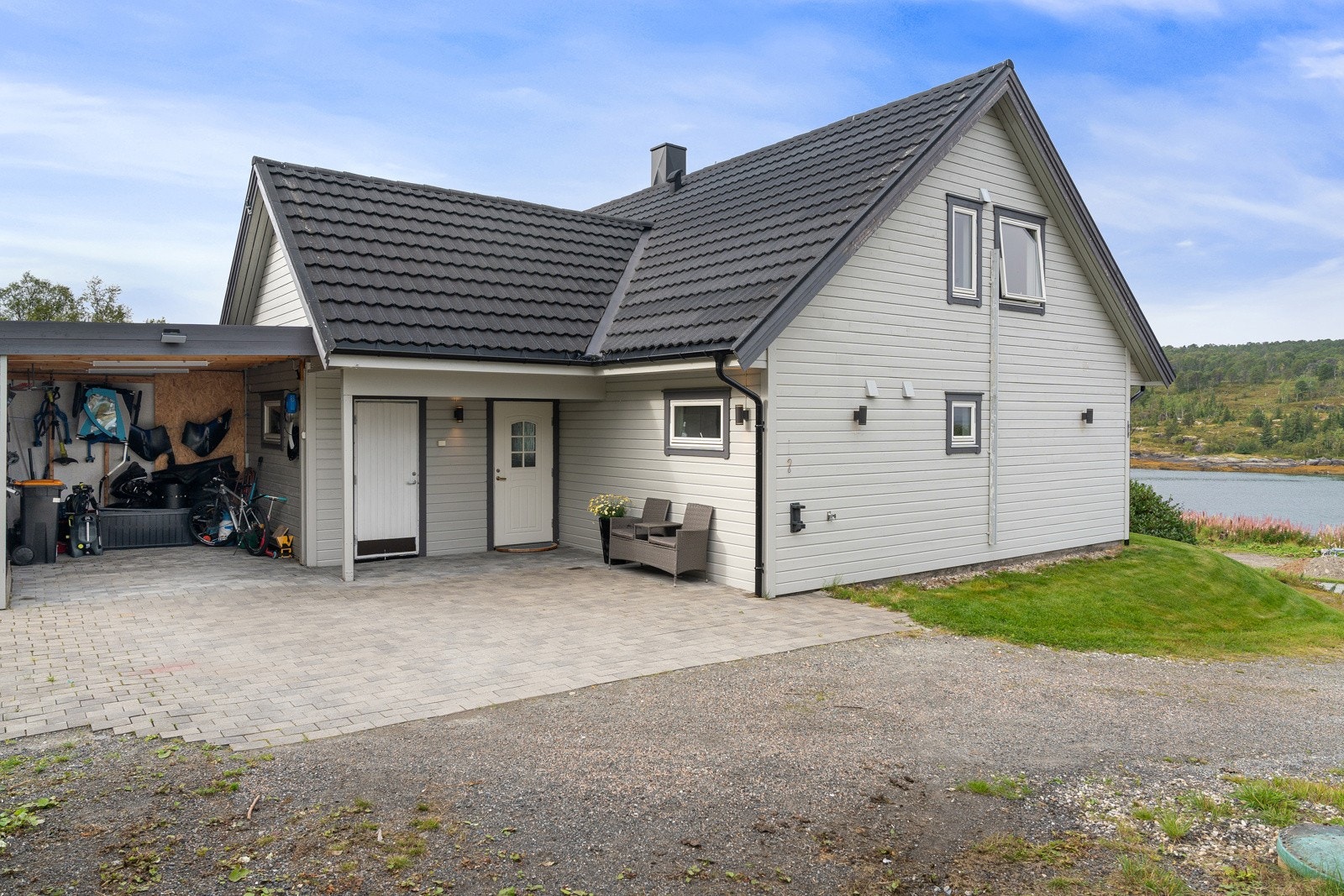 Parkering på tomt og i carport.